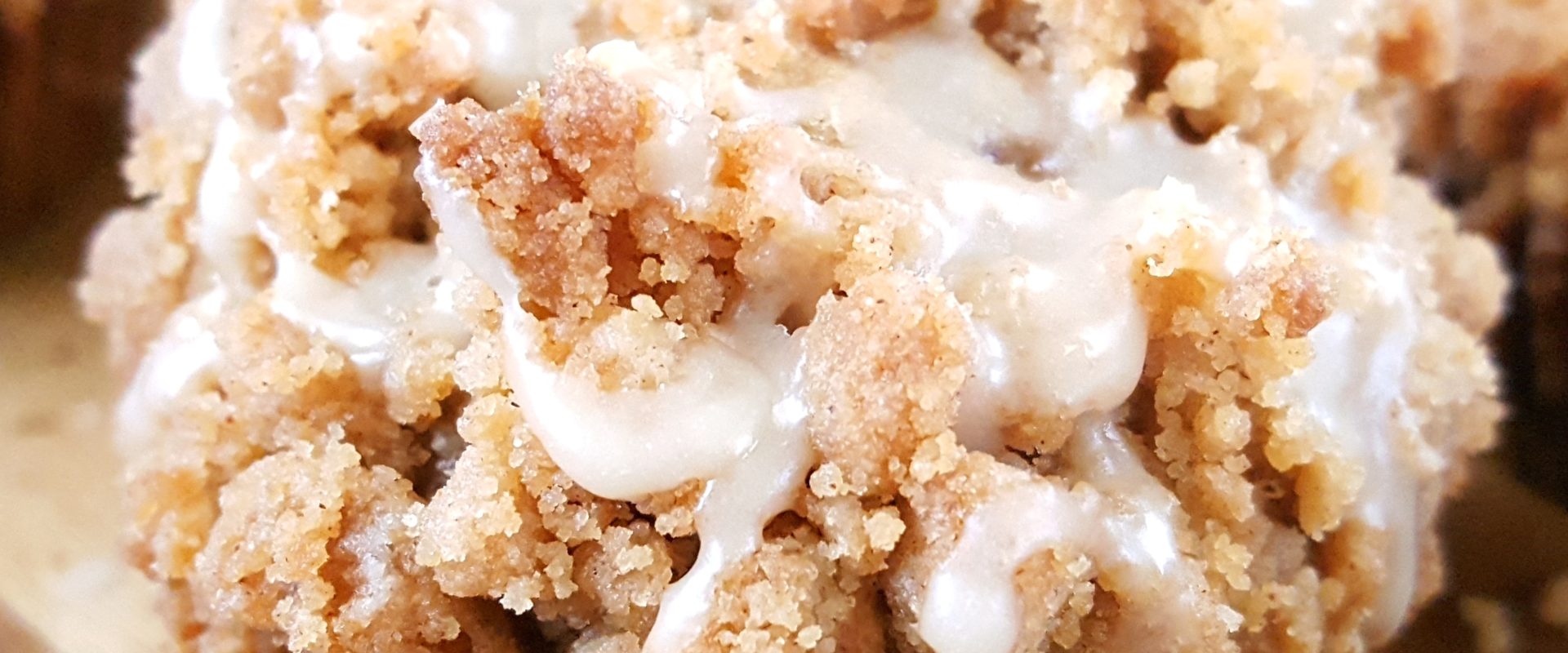 Coffee Cake Banana Bread Muffins - Moist banana muffins with a buttery crumb topping spiced with the perfect amount of cinnamon and drizzled with a creamy vanilla glaze. Another great recipe for using up those overripe bananas. | Beat Bake Eat