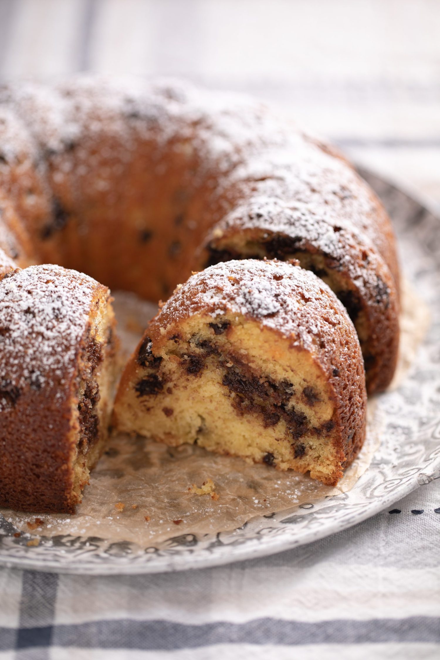 A cake mix bundt cake made with vanilla pudding & sour cream. | beatbakeeat.com